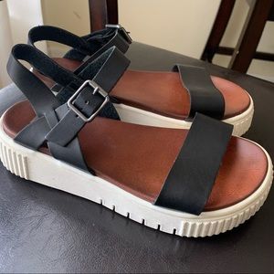 Black and white Wedges